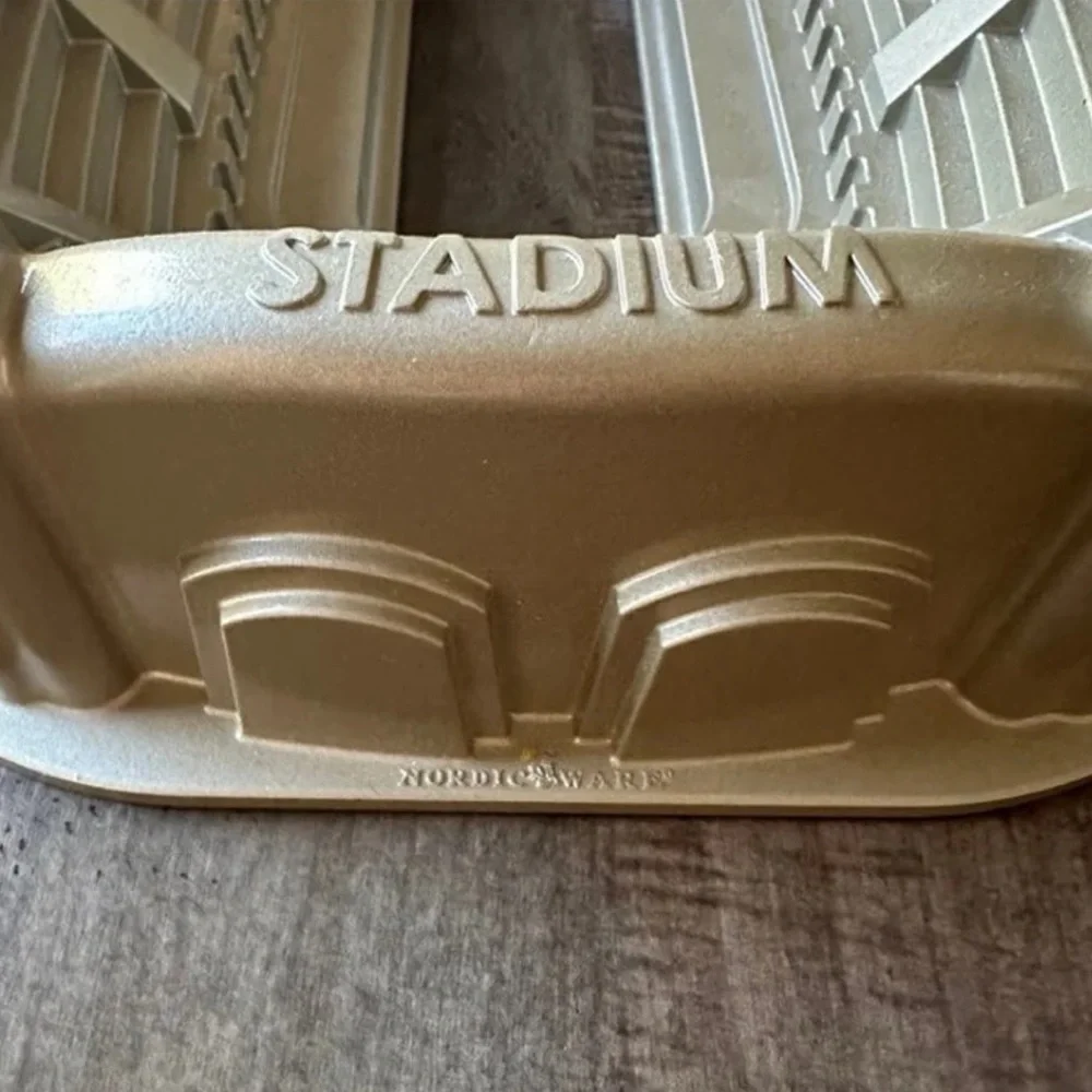 Unused Williams Sonoma Nordic Ware Stadium Bundt Cake Pan - Gold - 9 cup